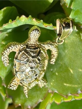 14k solid yellow gold Honu Hawaii sea turtle  pendant 18mm 4.4grams not scrap